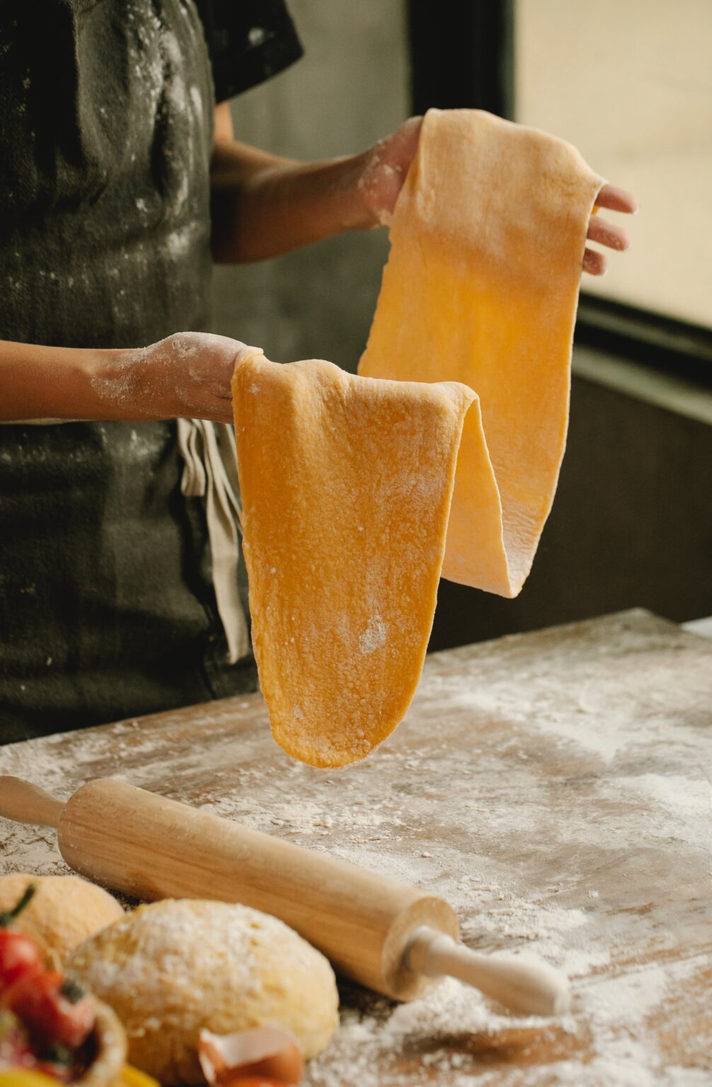 prodotto: una persona che lavora una sfoglia di pasta fresca
