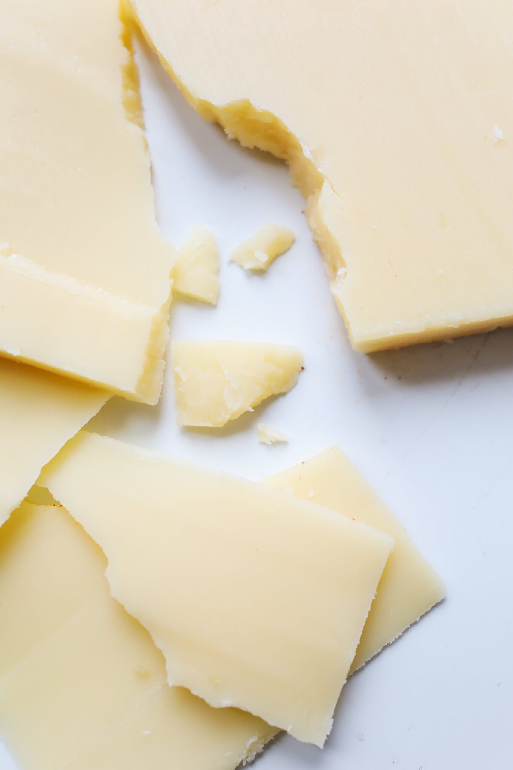 pezzi di formaggio su sfondo bianco