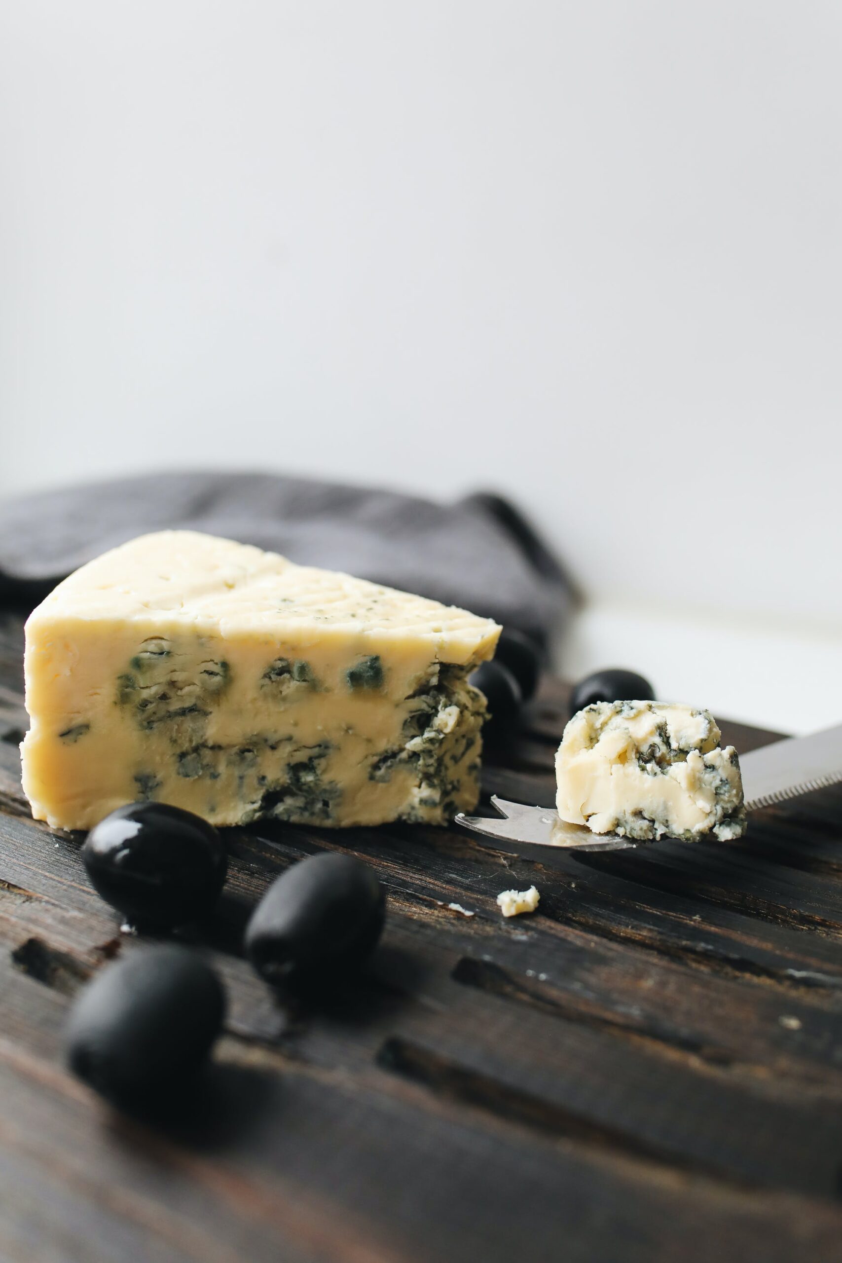 formaggio e olive su un tagliere