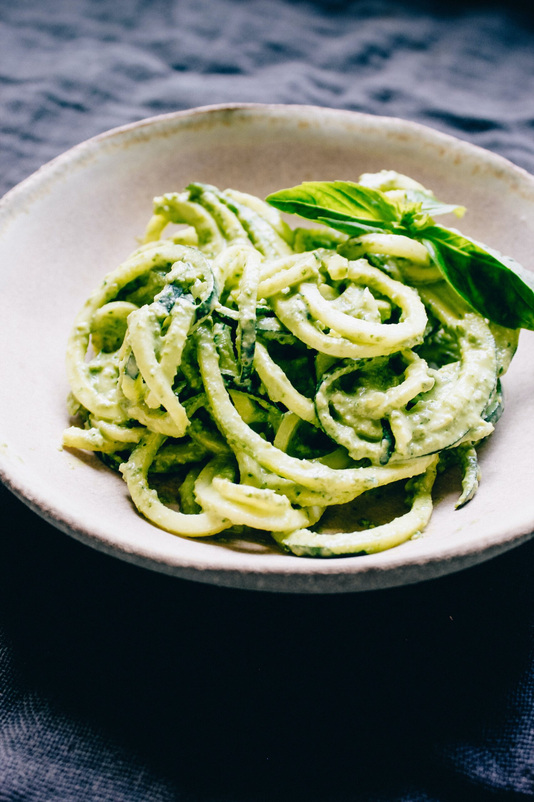 piatto di spaghetti al pesto