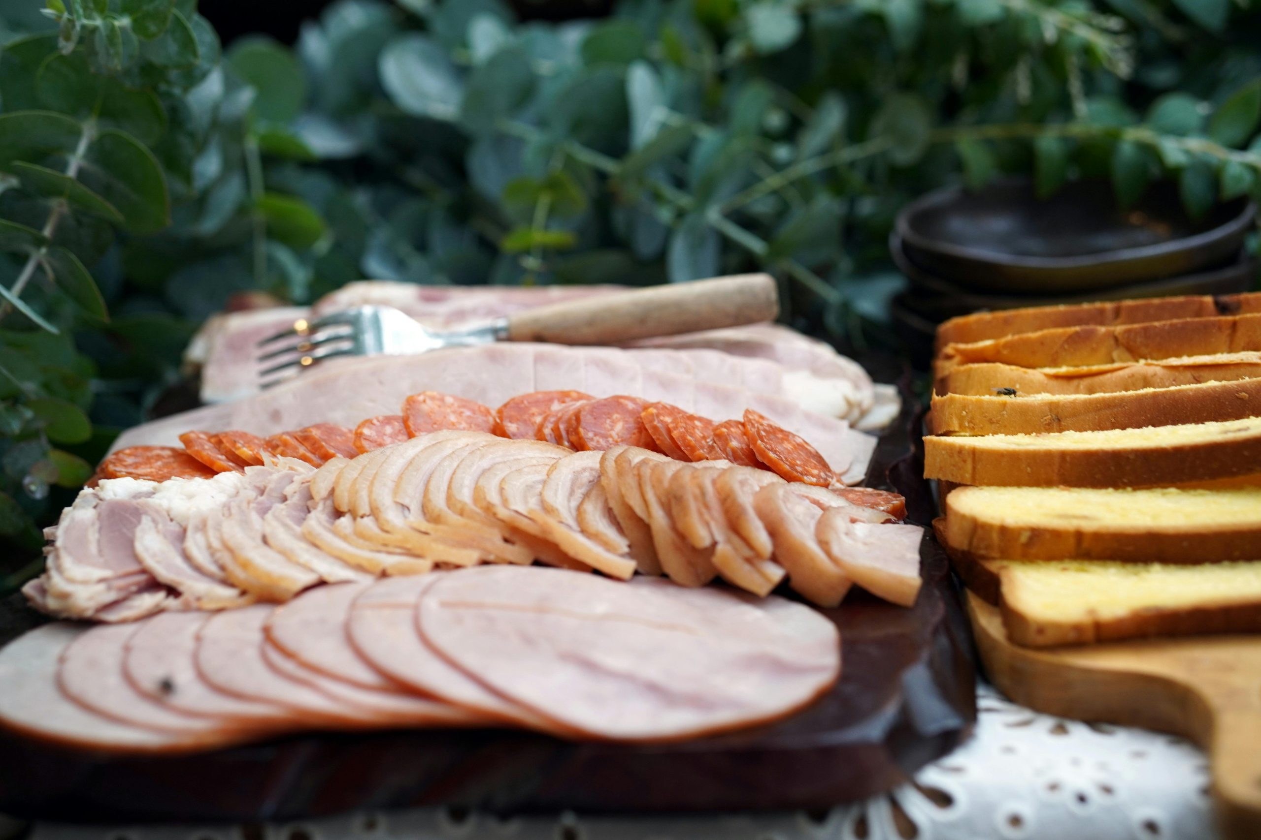 tagliere di salumi affettati e pane